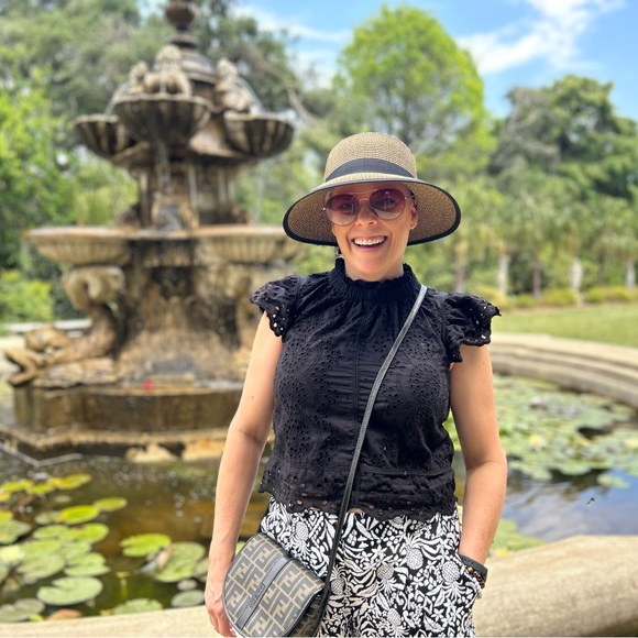 Meet your Posher, Carrie - Picture 2 of 4